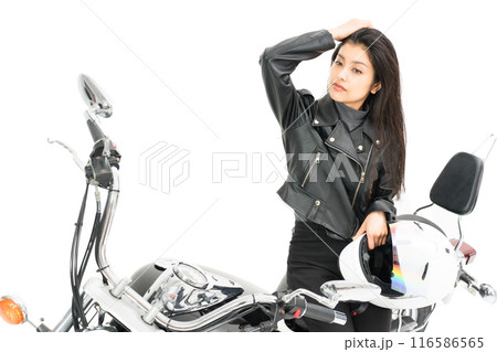 ヘルメットを持ってバイクに座って髪の毛を掻き上げるバイク女子 ヘルメットを持ってバイクに座って髪の毛を掻き上げるバイク女子 116586565