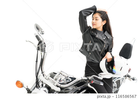 ヘルメットを持ってバイクに座って髪の毛を掻き上げるバイク女子 116586567