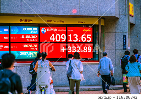 日本の東京都市景観 4万円突破の日経平均を更新4万913円65銭…株価ボード/終値＝4日、日本橋兜町 116586842