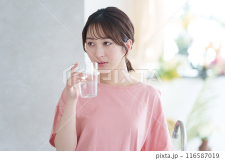 水を飲む若い女性 116587019