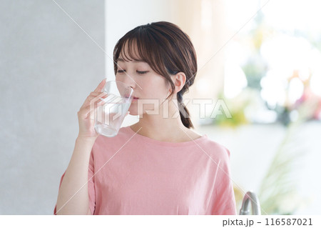 水を飲む若い女性 116587021