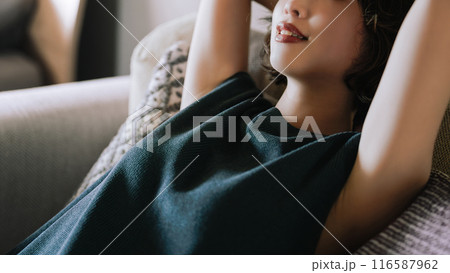 ソファでリラックスする女性 ソファでリラックスする女性 116587962