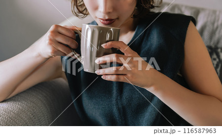 ソファで飲み物を飲む女性 ソファで飲み物を飲む女性 116587963