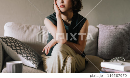 ソファで考えごとをする日本人女性 ソファで考えごとをする日本人女性 116587970