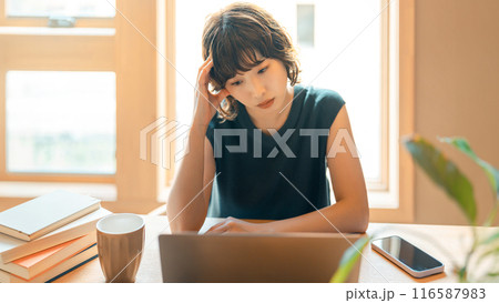 パソコンを使いながら悩む日本人女性 116587983