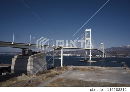 早春の室蘭市 白鳥大橋 展望台から白鳥大橋を臨む 早春の室蘭市 白鳥大橋 展望台から白鳥大橋を臨む 116588212