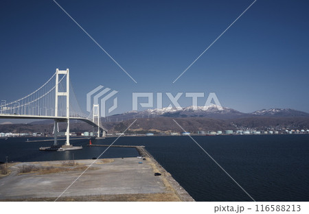 早春の室蘭市 白鳥大橋 展望台から白鳥大橋と鷲別岳を臨む 早春の室蘭市 白鳥大橋 展望台から白鳥大橋と鷲別岳を臨む 116588213