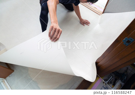 中古住宅のリフォームで水回りの床にフロアタイルを貼るクロス職人 中古住宅のリフォームで水回りの床にフロアタイルを貼るクロス職人 116588247