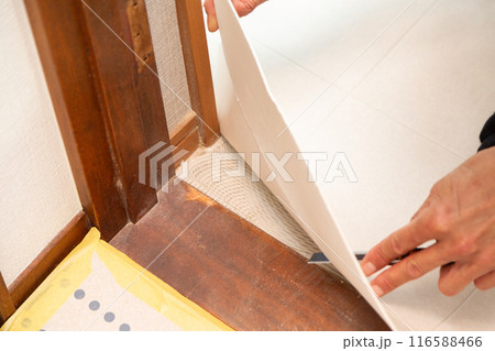 中古住宅のリフォームで水回りの床にフロアタイルを貼るクロス職人 中古住宅のリフォームで水回りの床にフロアタイルを貼るクロス職人 116588466