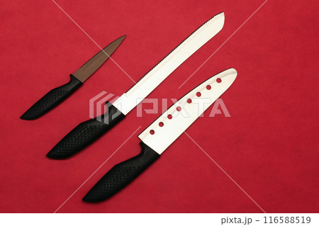 パン切り包丁とペティナイフと万能包丁_赤バック 116588519