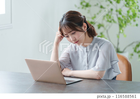オフィスでパソコンを使って働くビジネスマン(女性・カジュアルビジネス) オフィスでパソコンを使って働くビジネスマン(女性・カジュアルビジネス) 116588561