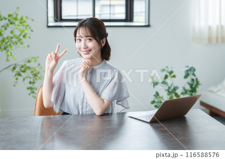 オフィスでパソコンを使って働くビジネスマン(女性・カジュアルビジネス) オフィスでパソコンを使って働くビジネスマン(女性・カジュアルビジネス) 116588576