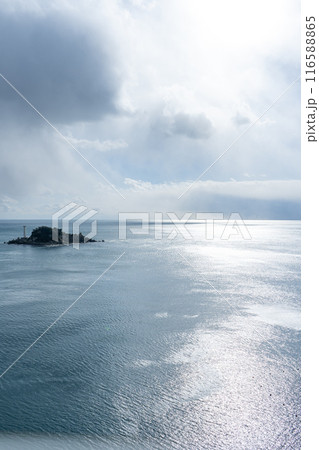 雲の隙間から太陽の日差しが差し込み輝く海面の景色 雲の隙間から太陽の日差しが差し込み輝く海面の景色 116588865