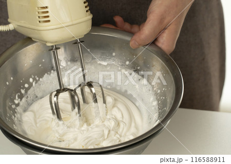 生クリームを泡立てる ハンドミキサー 生クリームを泡立てる ハンドミキサー 116588911