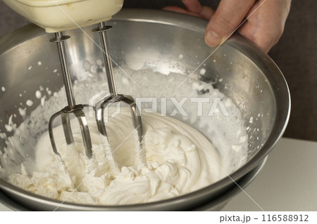 生クリームを泡立てる　ハンドミキサー 116588912