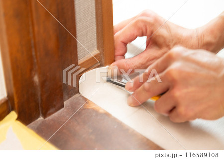 中古住宅のリフォームで水回りの床にフロアタイルを貼るクロス職人 116589108