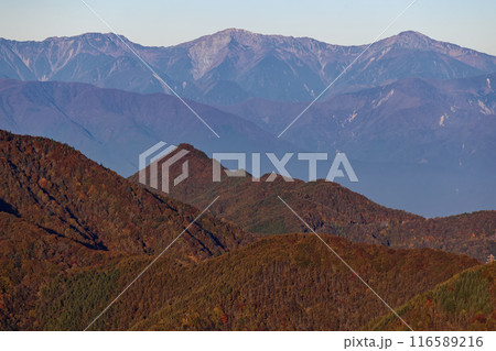 朝の三ツ峠から見る釈迦ヶ岳と南アルプス・白峰三山 朝の三ツ峠から見る釈迦ヶ岳と南アルプス・白峰三山 116589216