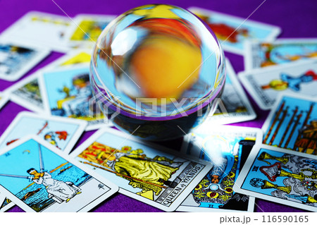 水晶玉とタロットカード 116590165