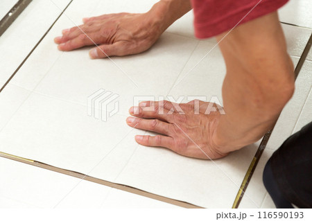 中古住宅のリフォームで水回りの床にフロアタイルを貼るクロス職人 中古住宅のリフォームで水回りの床にフロアタイルを貼るクロス職人 116590193