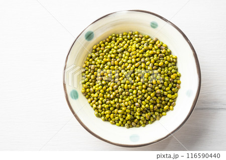 green peas in a bowl 116590440