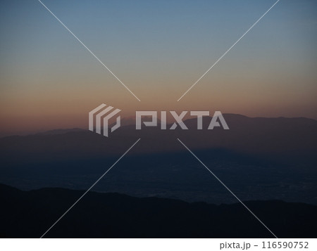 早朝の美ヶ原の影と御嶽山 早朝の美ヶ原の影と御嶽山 116590752
