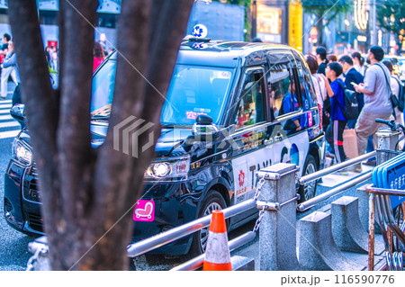日本の東京都市景観 客待ちをするタクシー…インバウンド復活…外国人観光客らで賑わう銀座…=7月3日 日本の東京都市景観 客待ちをするタクシー…インバウンド復活…外国人観光客らで賑わう銀座…=7月3日 116590776