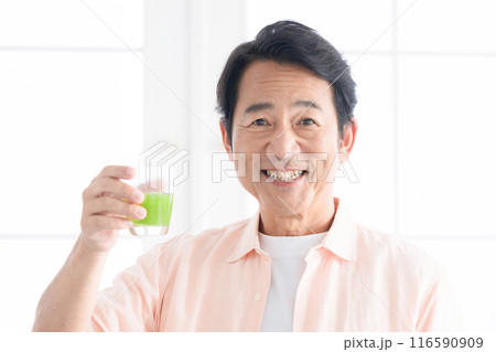青汁を飲む男性　健康食品などのイメージのカメラ目線 116590909