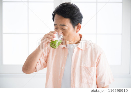 青汁を飲む男性 116590910