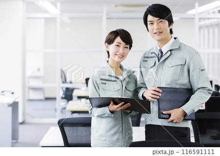 オフィスで働く作業服のエンジニア オフィスで働く作業服のエンジニア 116591111