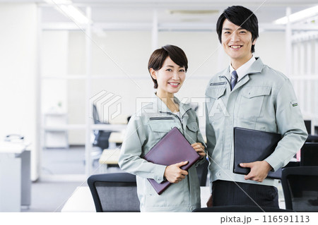 オフィスで働く作業服のエンジニア オフィスで働く作業服のエンジニア 116591113