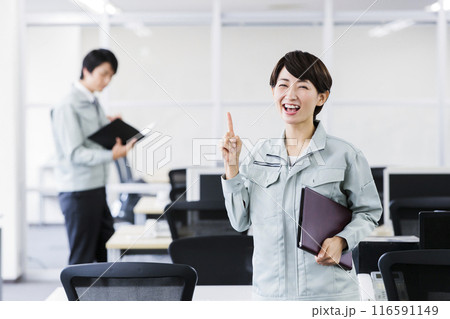 オフィスで働く作業服のエンジニア 116591149