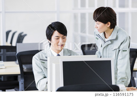 オフィスで働く作業服のエンジニア 116591175