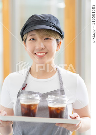 カフェで働く金髪ショートヘアの女性(髪色自由、自分らしく働く、職場環境)) カフェで働く金髪ショートヘアの女性(髪色自由、自分らしく働く、職場環境)) 116591505