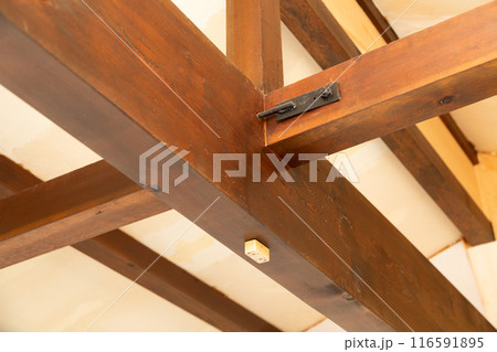 リフォーム中の木造中古住宅の梁 リフォーム中の木造中古住宅の梁 116591895