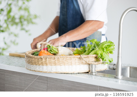 野菜を切る男性の手元　クローズアップの顔無し 116591925