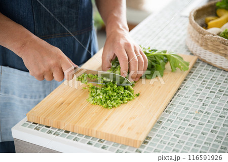 野菜を切る男性の手元　クローズアップの顔無し 116591926