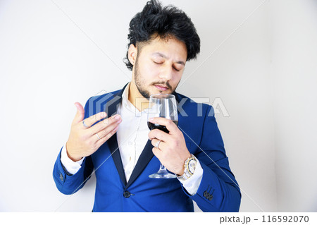 ワインを嗅ぐ男性 116592070