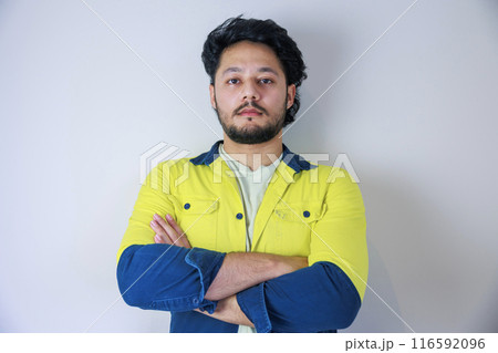 腕組みをする黄色の仕事着を着た男性 腕組みをする黄色の仕事着を着た男性 116592096