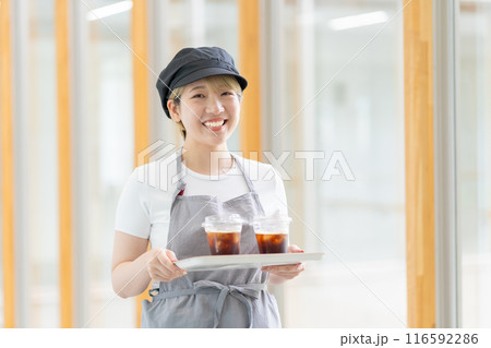 カフェで働く金髪ショートヘアの女性（髪色自由、自分らしく働く、職場環境）） 116592286