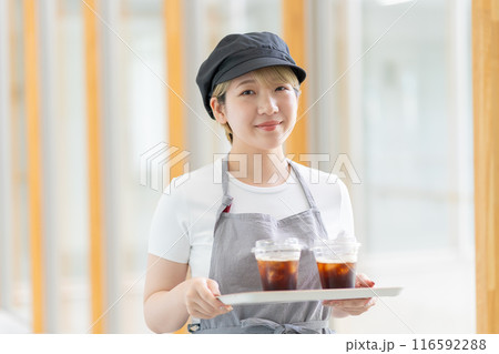 カフェで働く金髪ショートヘアの女性（髪色自由、自分らしく働く、職場環境）） 116592288