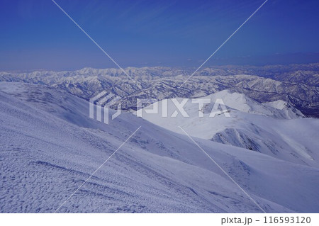 冬季月山頂上からの朝日連峰 116593120