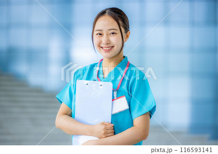 病院で働く若い看護師 116593141
