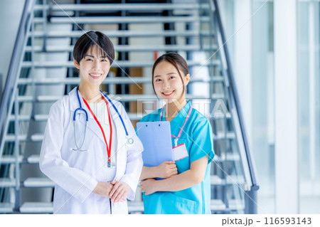 病院で働く若い医師と看護師 病院で働く若い医師と看護師 116593143