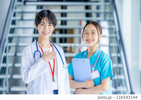 病院で働く若い医師と看護師 病院で働く若い医師と看護師 116593144