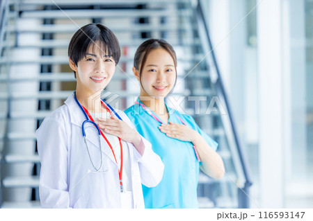 病院で働く若い医師と看護師 116593147