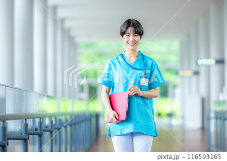 若い女性、医療スタッフ、看護師、介護士、トレーナー 116593165