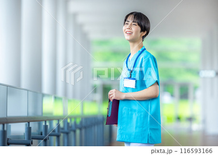 若い女性、医療スタッフ、看護師、介護士、トレーナー 116593166