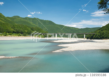 三里橋近くから熊野川下流方面を望む　【和歌山県田辺市本宮町】 116593186