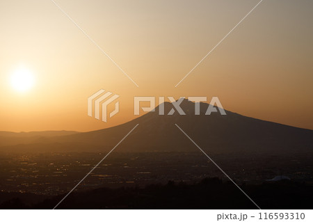 夕日に染まる岩木山 116593310