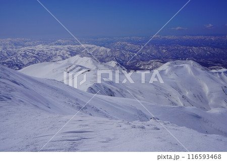 冬季月山頂上からの湯殿山方面の稜線 116593468